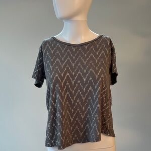 Women’s Chevron Short Sleeve Tee in Charcoal Gray